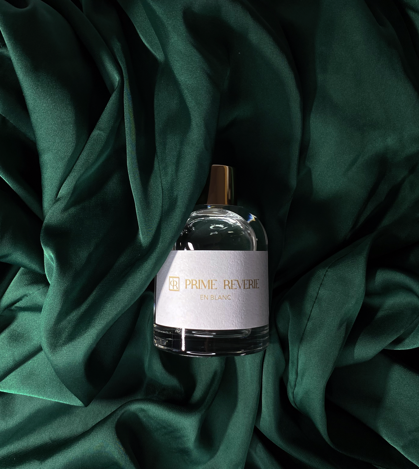 Prime Reverie's EN BLANC Reed Diffuser – prabangus namų kvapas su kokoso ir sandalmedžio mišiniu, paryškintas tonkos ir vanilės natomis, elegantiškai pateiktas skaidraus buteliuko su natūralios medienos spalvos nendriomis.