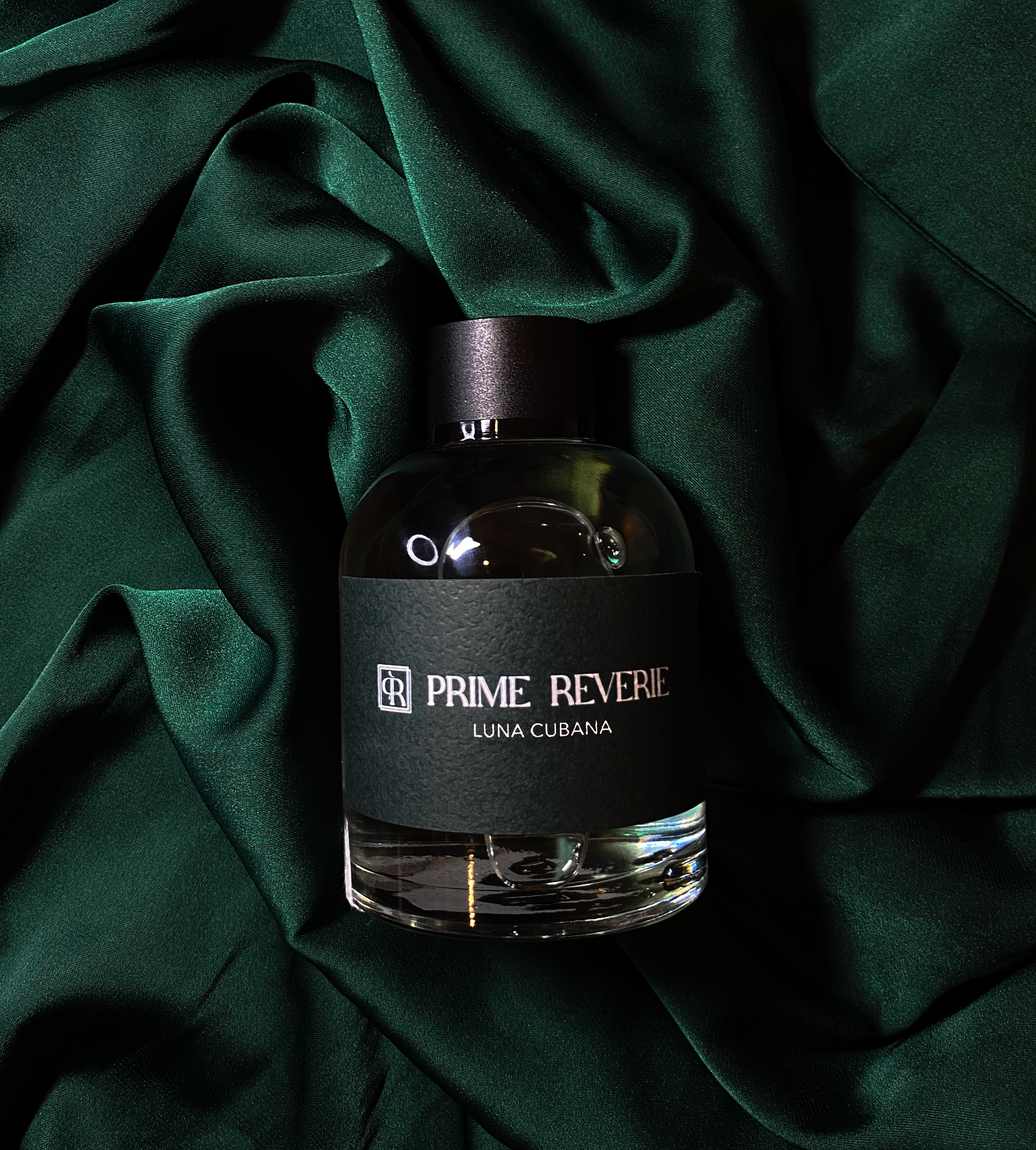 Prime Reverie namų kvapas su lazdelėmis LUNA CUBANA – rafinuotas žaliųjų citrinų, mėtų, tabako, vetiverijų ir vilkdalgių kvapų mišinys, pateikiamas elegantiškame juodame inde ir suteikia aromatingam pasimėgavimui iki 90 dienų.